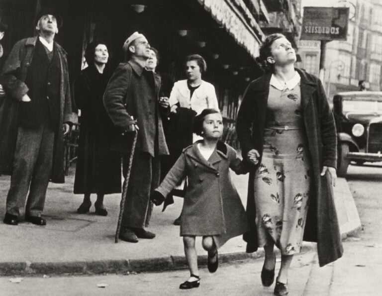 Robert Capa. La folla corre al riparo, 1937