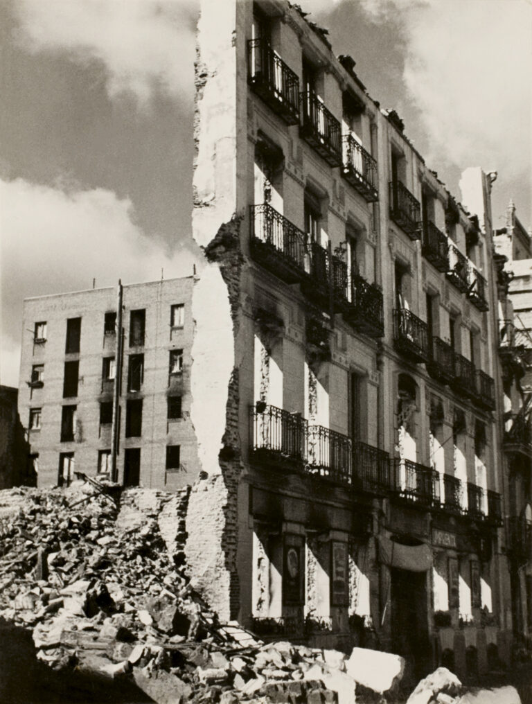 Robert Capa. Rimasugli dei palazzi, 1937