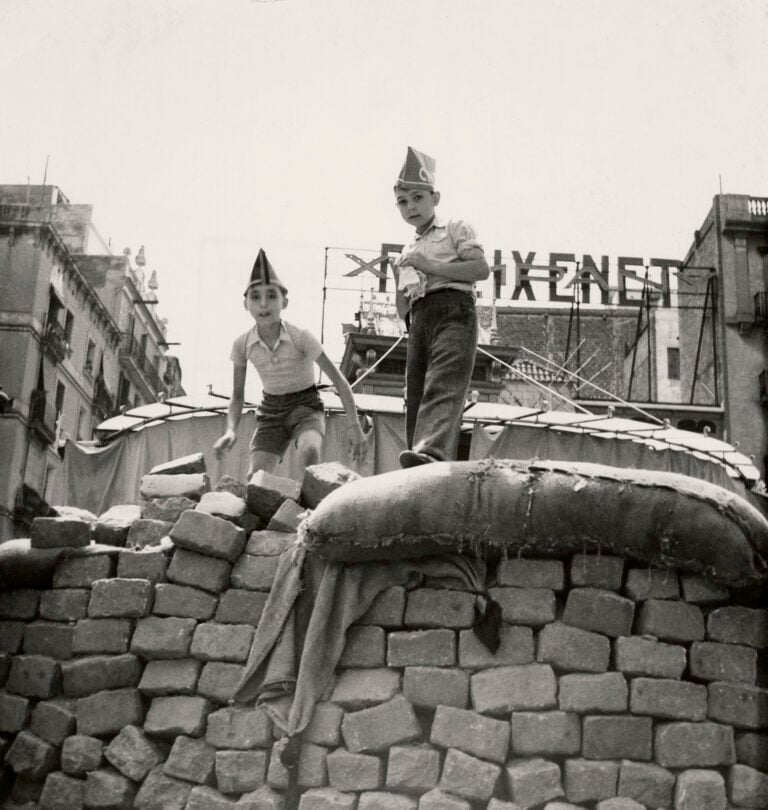 Gerda Taro. Due ragazzi sopra una barricata, 1936