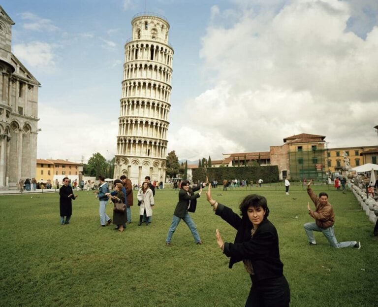 Martin Parr. La torre pendente, Italia, Pisa, 1990, Da “Small World” © Martin ParrMagnum Photos