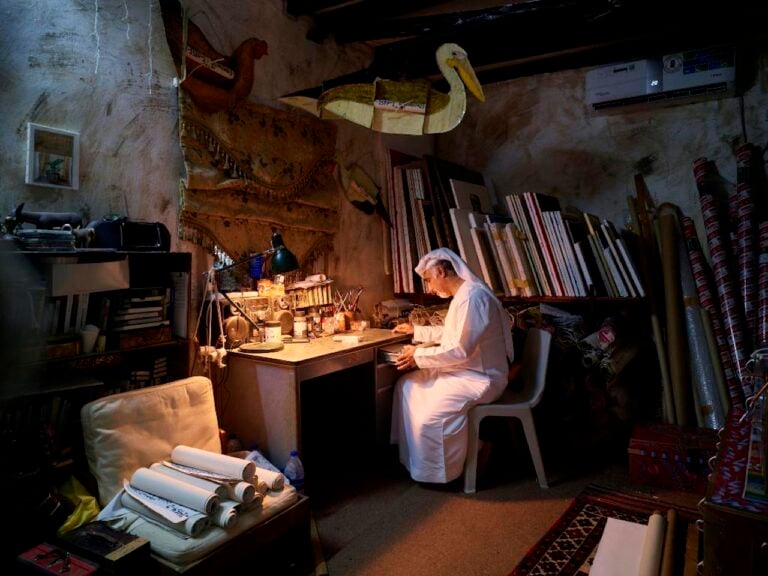 Abdullah Al Saadi nel suo studio. Courtesy of the National Pavilion UAE- La Biennale di Venezia. Photo. Photo Roman Mensing