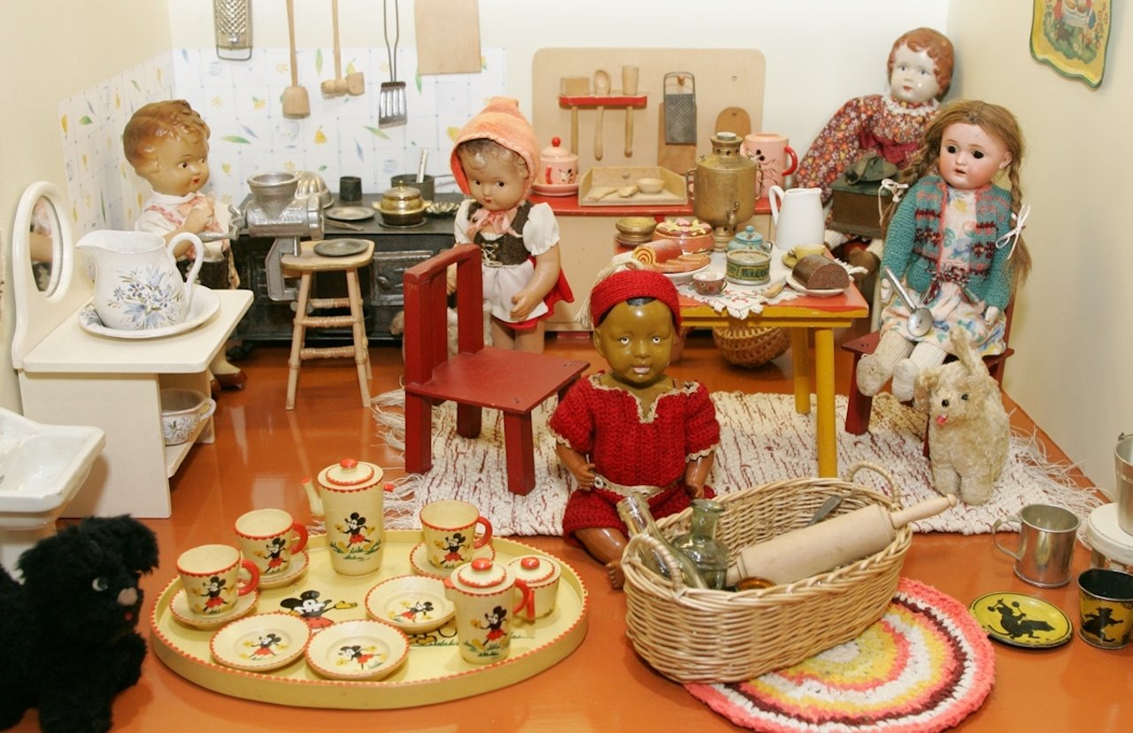Alcune bambole antiche della collezione del Museo del giocattolo. Courtesy Museo del giocattolo di Tartu