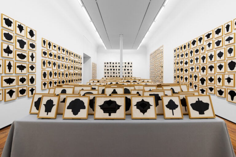Allan McCollum, Minime Variazioni, Galleria Fumagalli, Milano, 2024. Courtesy Galleria Fumagalli. Photo © Lucrezia Roda