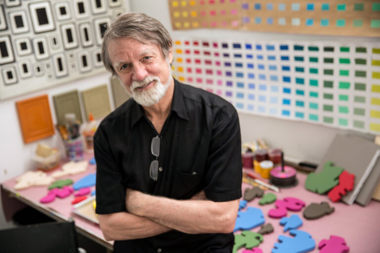 Allan McCollum nel suo studio a Brooklyn. Photo Tony Cenicola:The New York Times. Courtesy Allan McCollum Studio