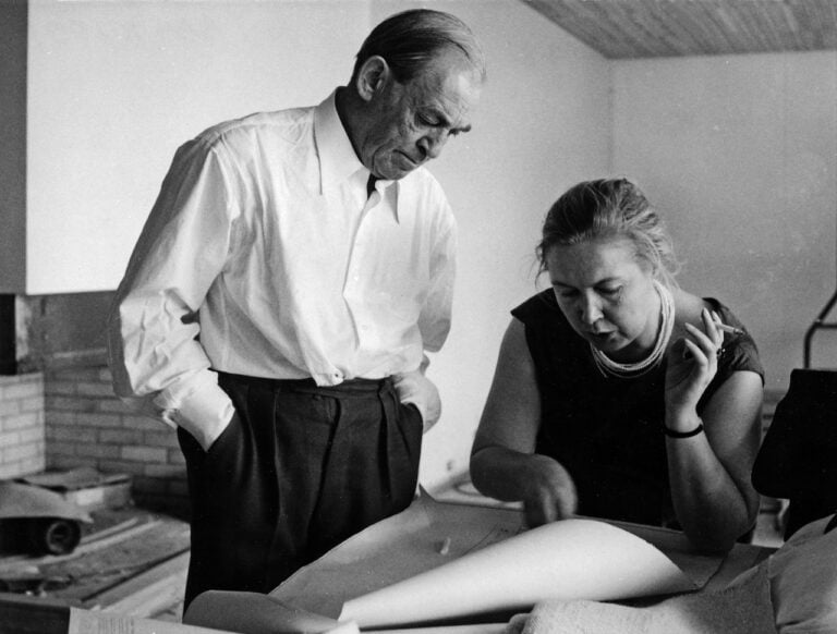 Alvar ed Elissa Aalto durante la costruzione della Maison Carré. Courtesy The Alvar Aalto Foundation. Photo Christian Leclerc