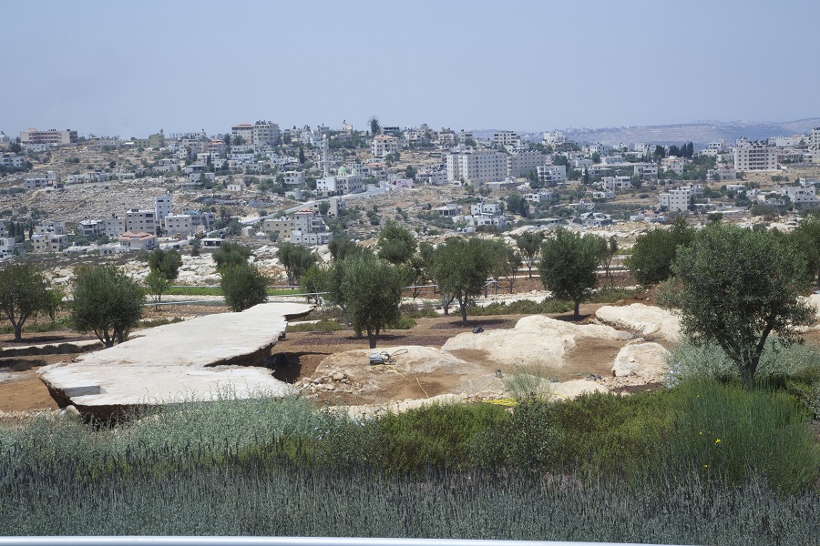 Bob-Gramsma-Facts-on-the-ground-OI17241-2017-.-Concrete-steel-reinforcement-soil.-Photo-by-Hamoudi-Shehade.-©-The-Palestinian-Museum