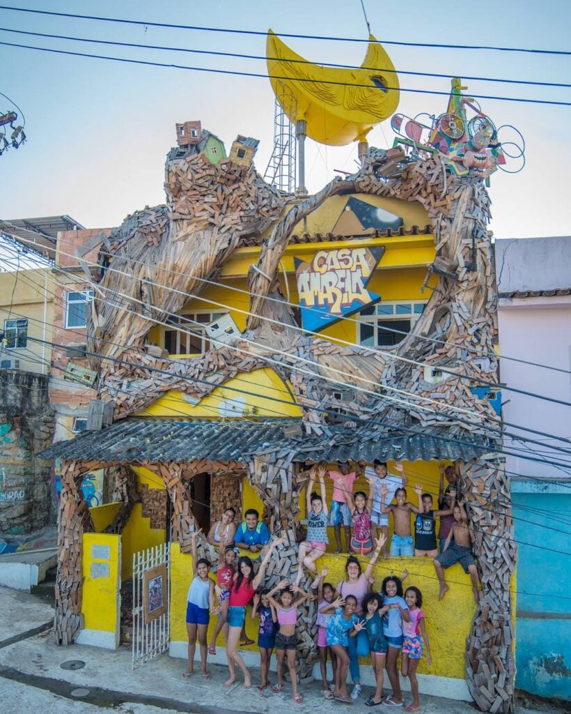 Casa Amarela L'opera Women are Heroes di JR per la favela di Rio de Janeiro