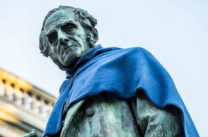 Coperte blu sulle statue di Milano per solidarietà ai senzatetto