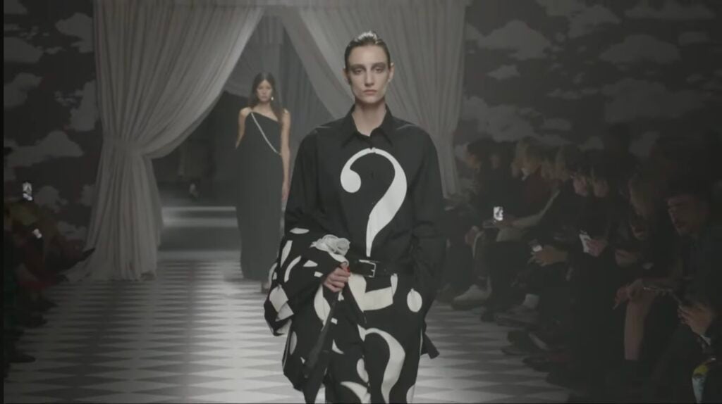 Fashion Week: il Moschino di Adrian Appiolaza ritorna ad un’irriverenza Anni ‘80 e ‘90 