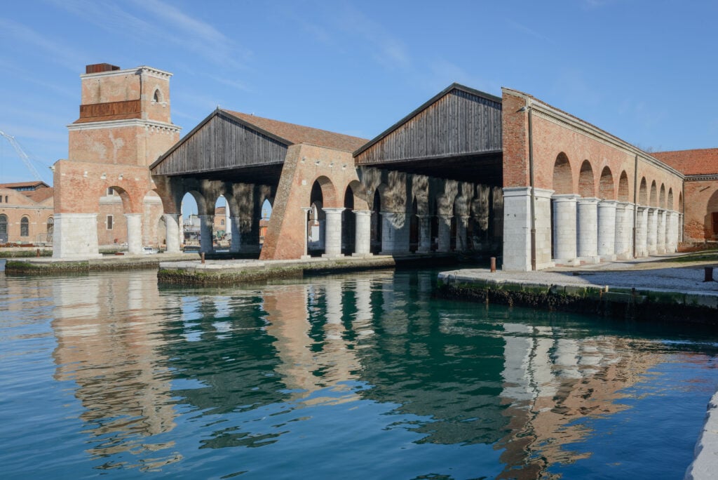 La lista di tutti gli artisti alla mostra principale della Biennale Arte 2024 a Venezia