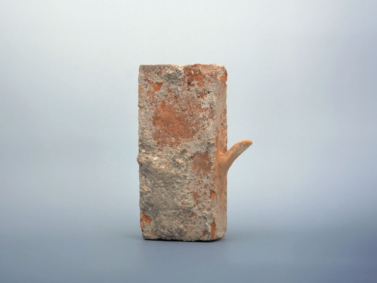 Giovanni Morbin, Bud, 1997, mattone, polvere di mattone, sangue, 30 x 20 x 6.5 cm. Photo Andrea Rosset