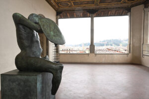 L’intricata storia del Guerriero con lo scudo di Henry Moore. Che torna a Palazzo Vecchio a Firenze
