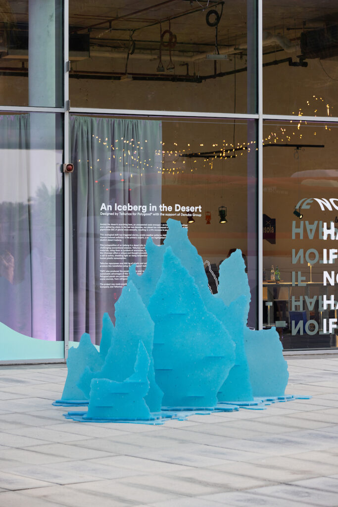 Iceberg in the Desert, progetto realizzato per The Good Plastic Company alla Dubai Design Week (in trasferta con il distretto milanese Isola). Photo Anwyn Howarth, 2023