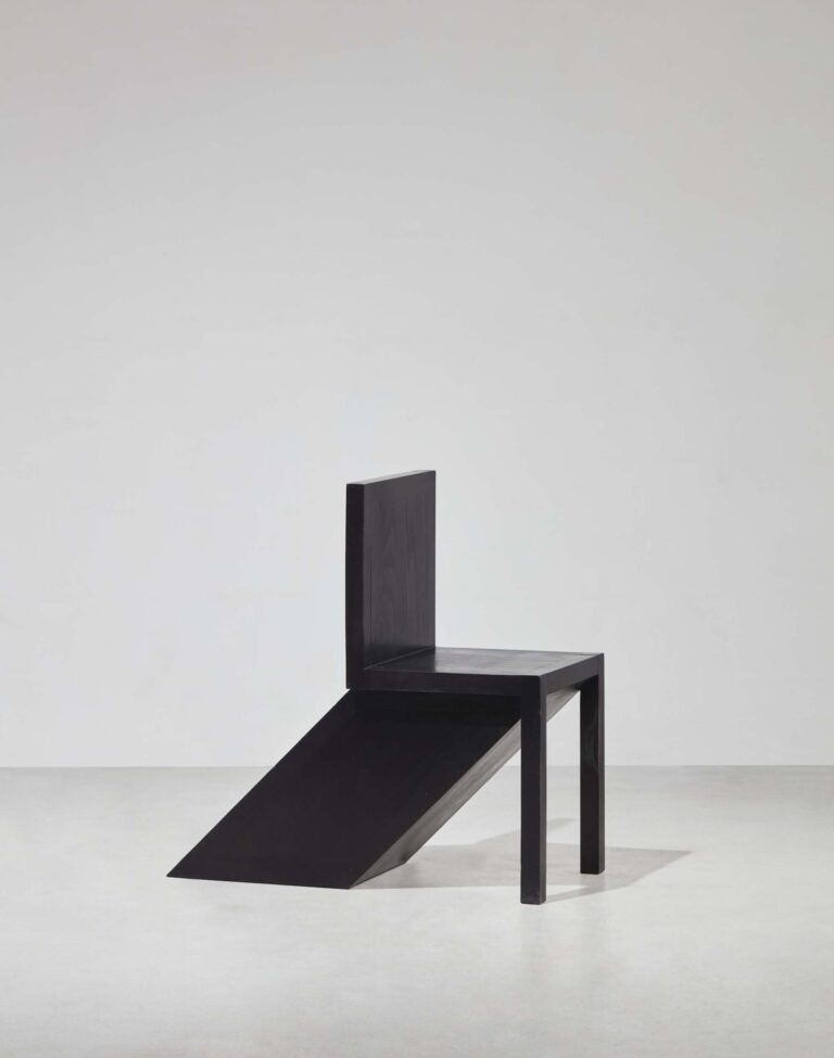 Paolo Pallucco, 100 sedie in una notte, Sedia 63 - Sedia che retrocede allungando il passo, 1990. Courtesy Ketabi Bourdet e TEFAF