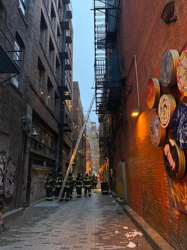 Lincendio alle Davidson Galleries di Seattle © Seattle Fire Dept Un incendio in una galleria d'arte negli USA minaccia opere di Picasso, Rembrandt, Escher e Goya