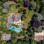 Lo Sporting Club di Monza Il Delfino di Lucio Fontana ritorni nella piscina di Villa Tagliabue. Il caso a Monza