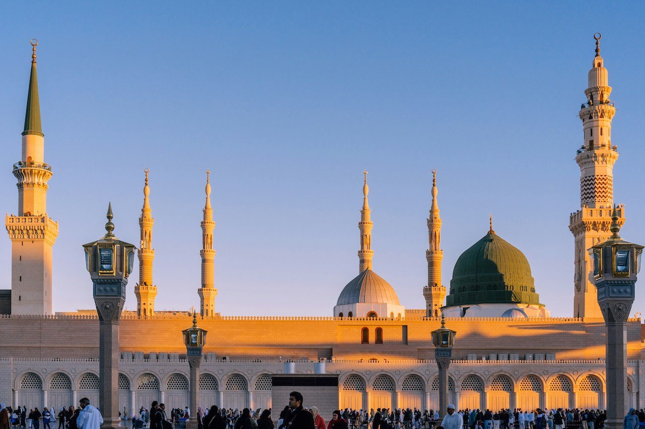 Masjid Nabawi, blu e cupola, Medina, Arabia Saudita. Photo Sulthan Auliya via Unsplash