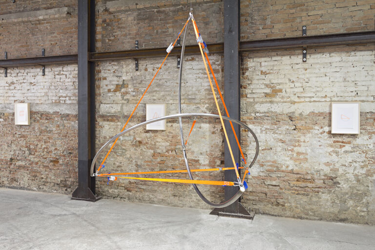 Michele Spanghero, Zero Sum (Tetrahedron). Installation view della mostra L'esprit de l'escalier, Galleria Alberta Pane, 2023-2024, Venezia. Photo Michele Spanghero