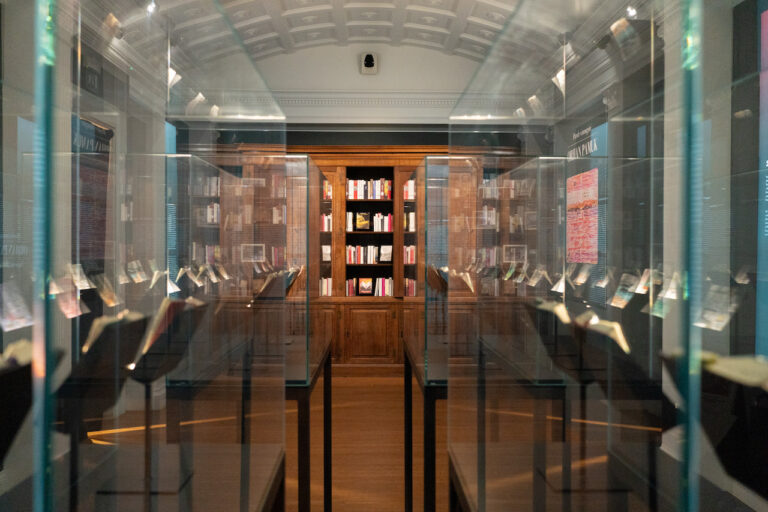 Orhan Pamuk, Parole e immagini, installation view at Labirinto della Masone, Parma, 2024