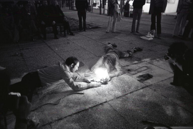 Performance di Giovanni Mundula, Arte Fiera 1976, courtesy Archivio Fotografico Antonio Masotti