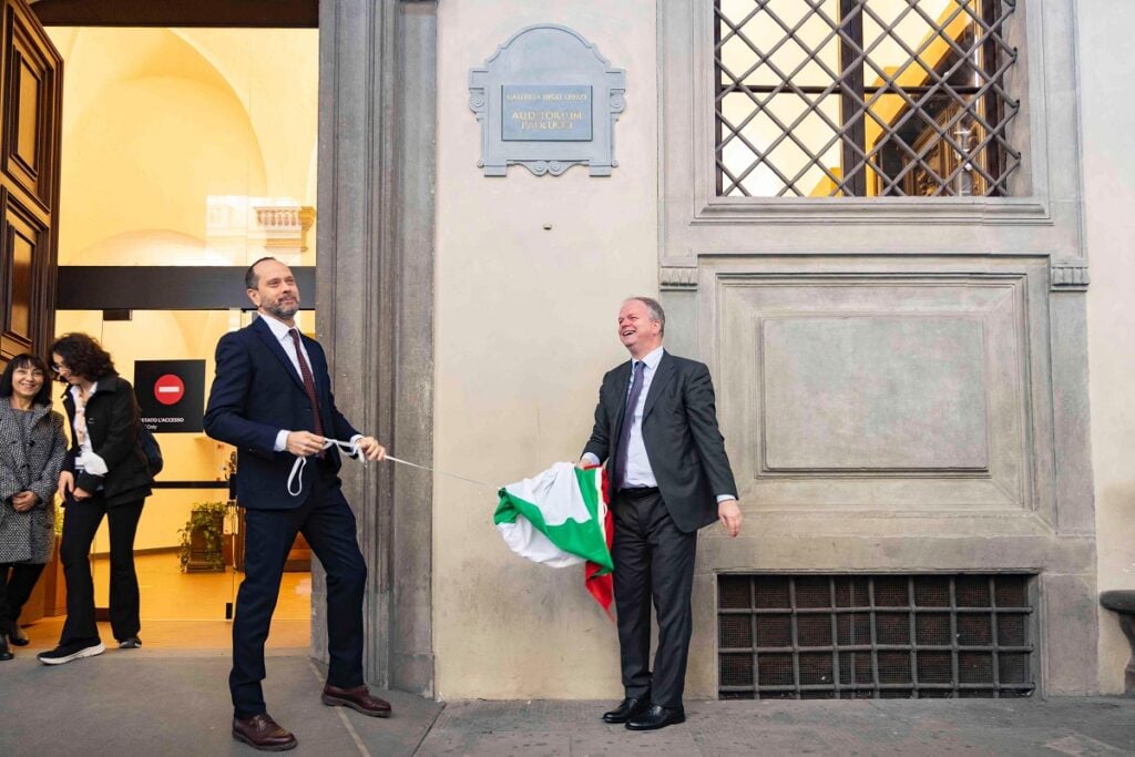 Simone Verde e Eike Schmidt scoprono la targa dell'Auditorium Antonio Paolucci agli Uffizi