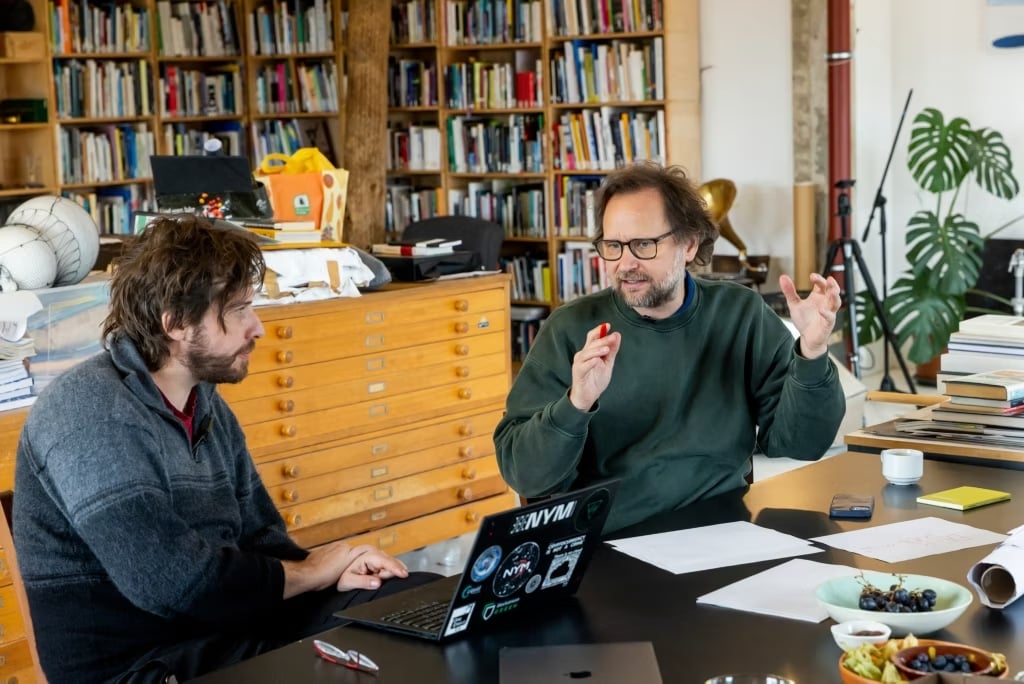 Tomas Saraceno and Harry Halpin in collaboration at Tomas Saraceno s studio in Berlin 7 artisti e 7 scienziati indagano l’intelligenza artificiale a New York