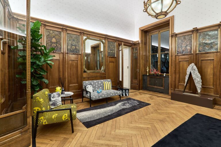 LDR22 installation view ingresso con dettagli Fornasetti, Mattia Bosco