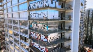 60 piani di graffiti sui grattacieli abbandonati di Los Angeles in un video