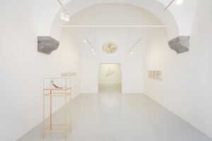 I ricami inaspettati dell’artista  Elisabetta Di Maggio in mostra a Napoli