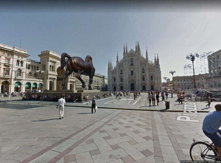 provocazione Milano in piazza Duomo al posto della statua di re Vittorio Emanuele II