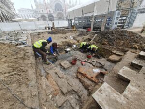 Spunta una tomba medievale sotto il pavimento di Piazza San Marco a Venezia 