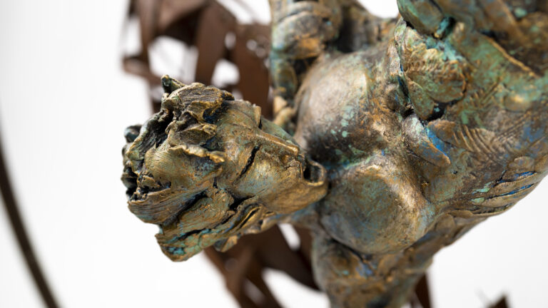Angelo ribelle, 2021 Terracotta policroma, metallo, foglia d'oro, H 81 x L 80 x P 34 cm (Serie “L’infinito volgere del tempo”)