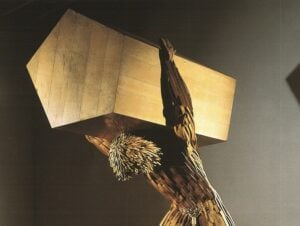L’arte di Mario Ceroli in mostra a Milano con una installazione monumentale