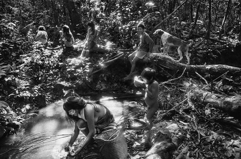 Presso il villaggio marubo di Maronal. Stato di Amazonas, Brasile, 1998, © Sebastião Salgado / Contrasto