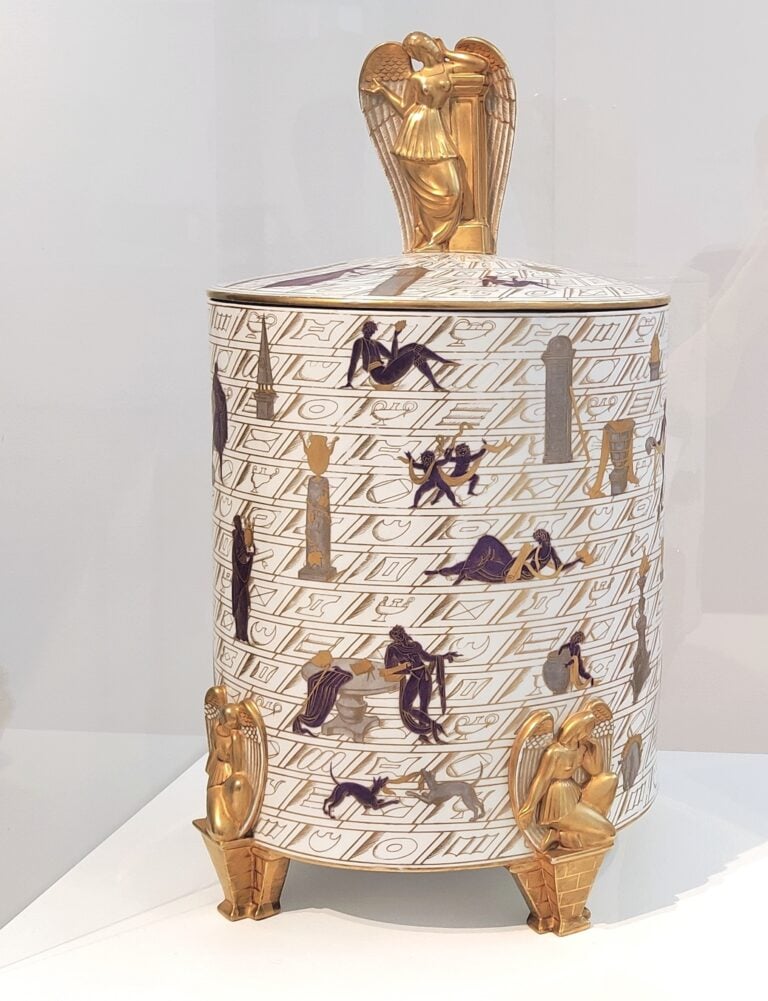 Vista dell’allestimento della mostra Gio Ponti. Ceramiche 1922-1967 Oltre duecento opere dell’inventore del Made in Italy. Courtesy MIC Faenza