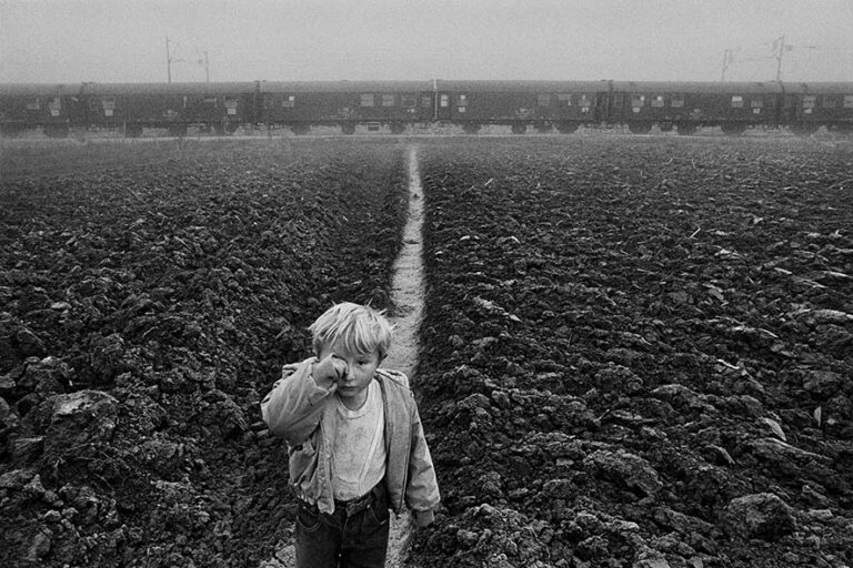 Alla stazione di Ivankovo, 120 profughi vivono in un treno, Croazia, 1994, © Sebastião Salgado/ Contrasto