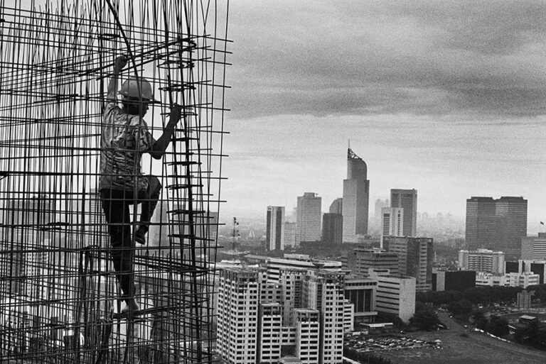 La costruzione del complesso Rasuna nel quartiere commerciale e finanziario di Kuningan. Giacarta, Indonesia, 1996, © Sebastião Salgado / Contrasto