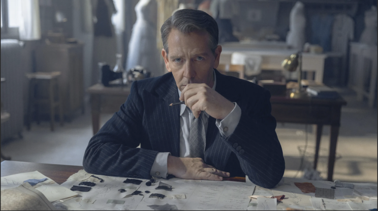 Ben Mendelsohn interprete di Christian Dior nella serie The New Look Haute couture, prêt-à-porter e finanza nelle fashion week di Milano e Parigi