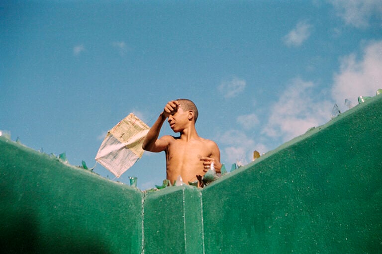 Daniele Tamagni, Boy with kite, Cuba, 2005.© Daniele Tamagni. Courtesy Giordano Tamagni