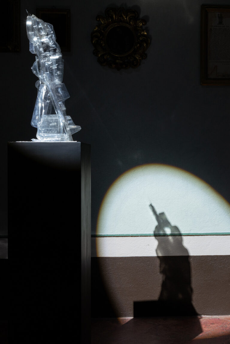Franco Menicagli, Blister, 2023, tre sculture con base in metallo, acetati-lexan di recupero, piastre in acciaio cm 30x22x22. Photo Claudio Seghi Rospigliosi