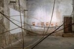 Franco Menicagli, Clues, 2024, installazione site-specific, listelli di legno, fascette in plastica ferma cavo, misure ambiente. Photo Claudio Seghi Rospigliosi