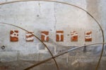 Franco Menicagli, Fratture, 2023, pannelli in terracotta, gesso cm 38x28. Photo Claudio Seghi Rospigliosi