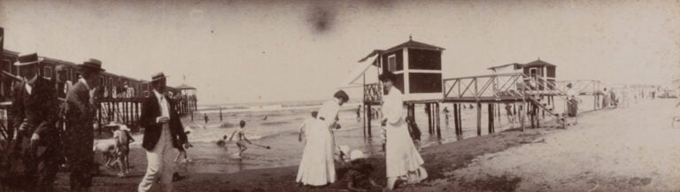 Giacomo Puccini, Ai bagni di Viareggio, s.d., aristotipia montata in passepartout, Archivio Puccini, Torre del Lago