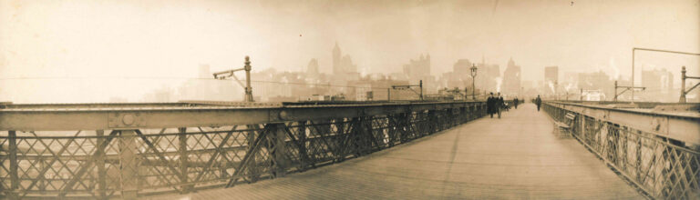 Giacomo Puccini, Il ponte di Brooklyn a New York, 1910, gelatina ai sali d’argento su carta baritata, Archivio Puccini, Torre del Lago