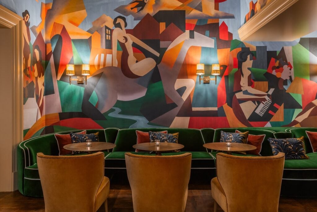 A Bruxelles c’è il bar di un hotel tutto dedicato a René Magritte. Pure i cocktail
