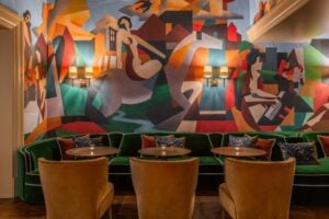 A Bruxelles c’è il bar di un hotel tutto dedicato a René Magritte. Pure i cocktail