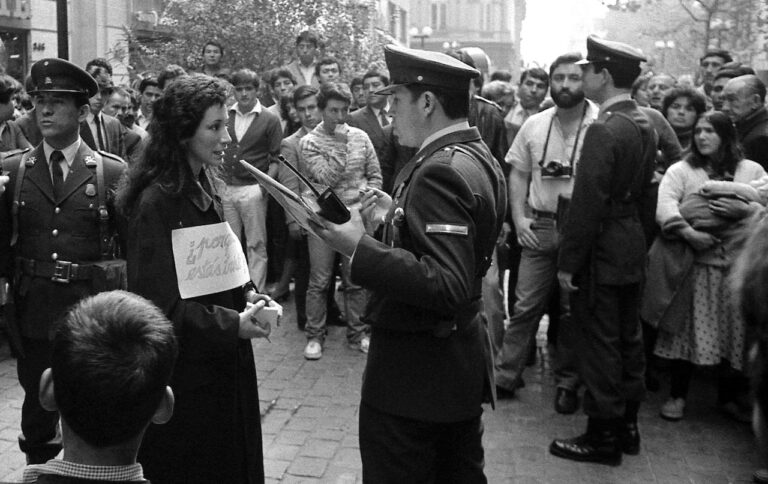 Janet Toro (con la collaborazione di Claudia Winther), Dos preguntas, Paseo Ahumada, Santiago, Cile, 1986. Photo Chucho Márquez. Courtesy of the artist