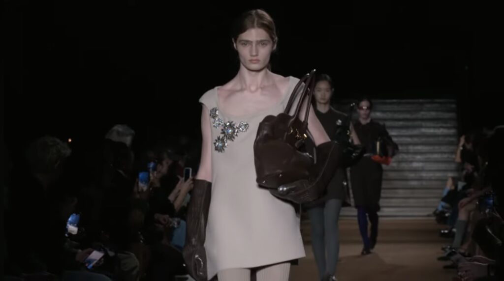 La giovane donna ribelle di Miu Miu sfila alla Paris Fashion Week 2024