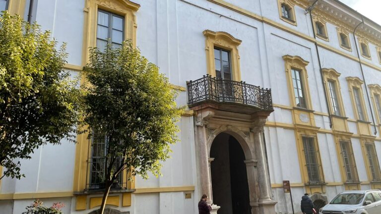 Lodi, Palazzo Barni facciata