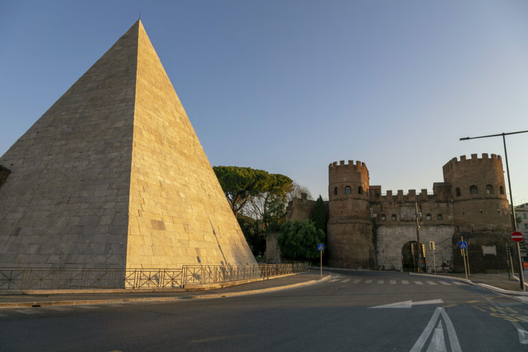 Piramide Cestia, Roma